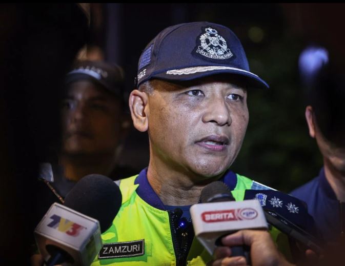 已签发//轿车疑失控起火2死一伤·交警:需DNA检测确认死者身份