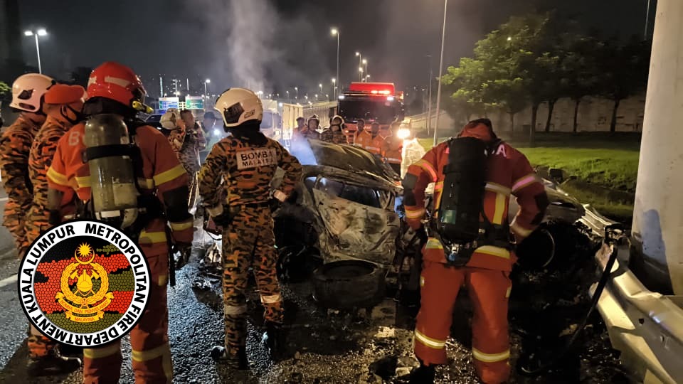 已签发//轿车疑失控起火2死一伤·交警:需DNA检测确认死者身份