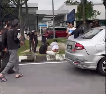 已签发//轿车逃临检撞3车迫停·警制伏2男起获海洛因