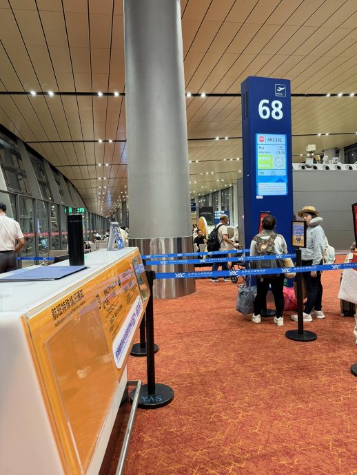 异国机场上演大马暖心一幕!各族同胞与狮城客自发让道助大马女子及时登机