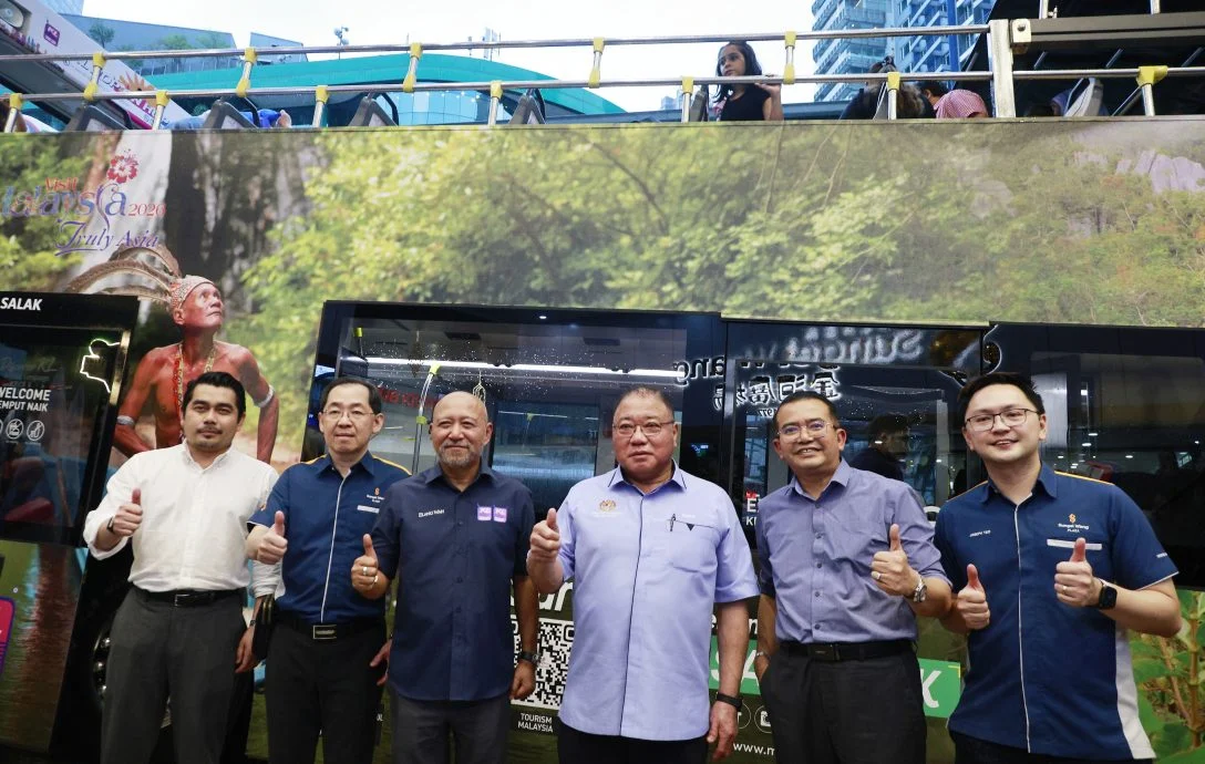 张庆信为吉隆坡双层观光巴士推广旅游年推介