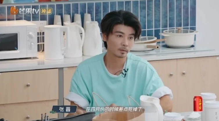张晋脸颊凹陷面色无光惹担忧 蔡少芬懒理继续分享度假照