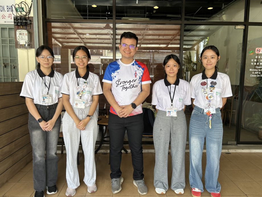 待上网::610学海学记|主文|最年轻州议员也与年轻人有代沟?