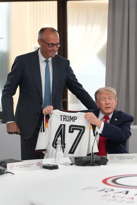 才批美国又送“Trump 47”球衣示好 德总理G7峰会补庆特朗普80大寿