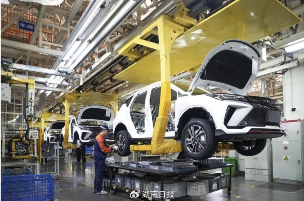拚盘)55秒下线1辆车 湖南湘潭智慧型汽车工场由机械人“当家”