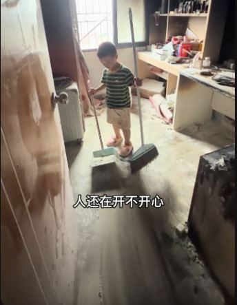 拚盘/男童家中玩火烧毁值逾12万手机 父淡定问开不开心获赞高情商
