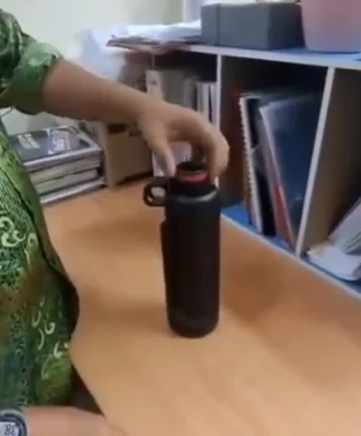 教师揭学生水壶暗藏机关 手机电子烟可塞进去!