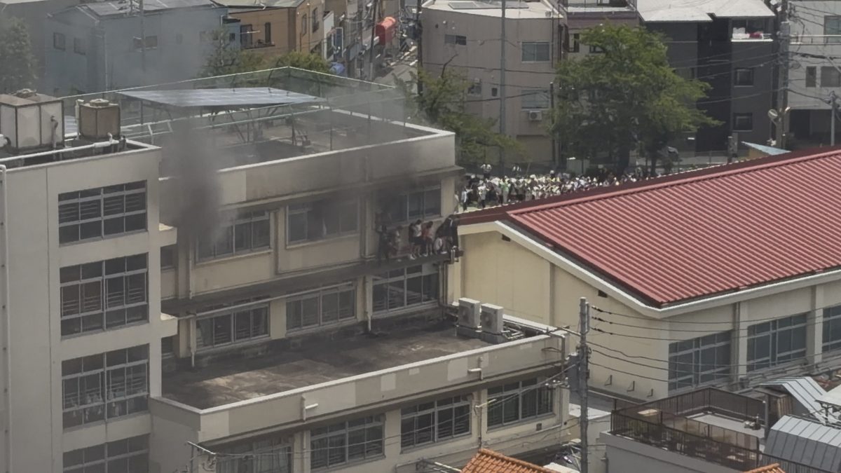 日本东京小学发生火灾 10人受伤