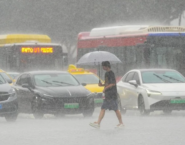 暴雨侵袭深港:两地全面停课 航班高铁受阻