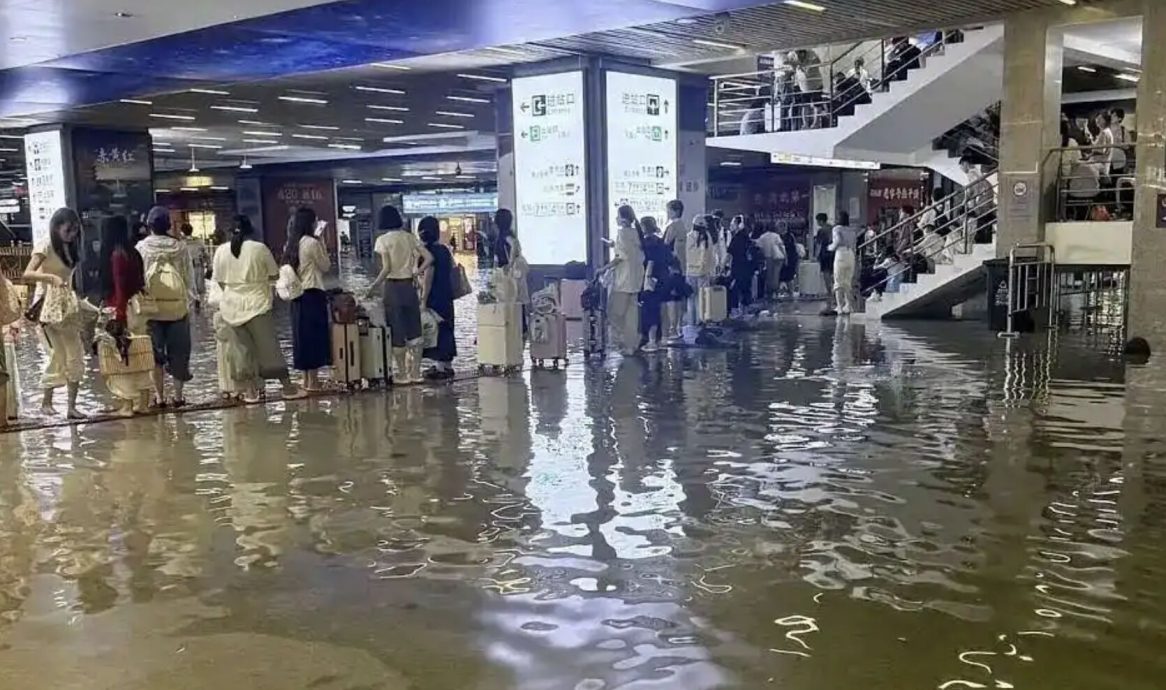 武汉暴雨灌进武昌火车站 积水淹到脚踝...旅客走临时“木板桥”