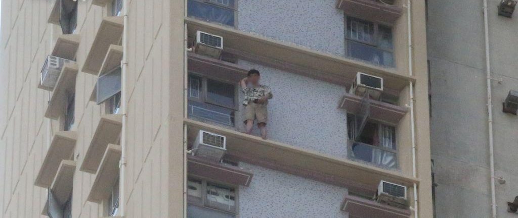 港兄弟争执打架 兄危站外墙2小时后堕楼亡