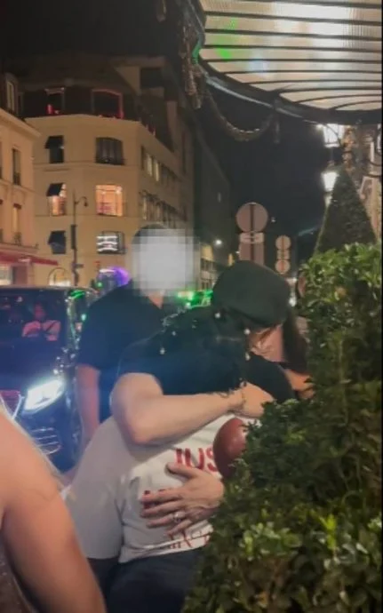 王嘉尔亲吻粉丝掀争议 事发经过全还原