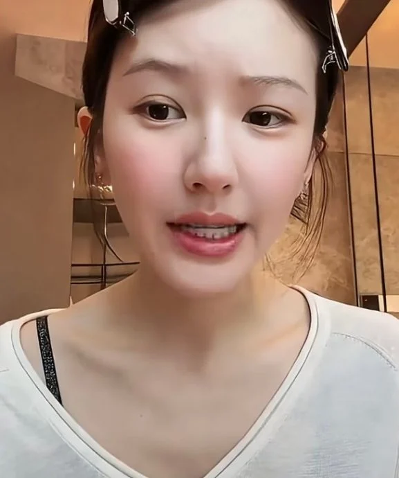 王雅佳拍宣传照被轰蹭资源 赵露思内疚连累好友挨骂