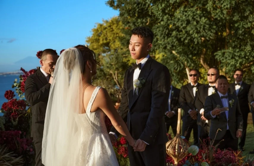 瘦子峇厘岛补办婚礼 张震岳赶场祝贺晒吻照