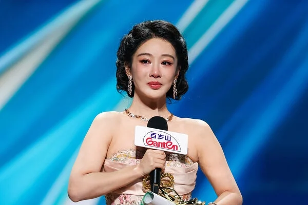 白玉兰奖首位“90后”视后 杨紫不再陪跑掩面爆哭