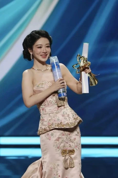 白玉兰奖首位“90后”视后 杨紫不再陪跑掩面爆哭