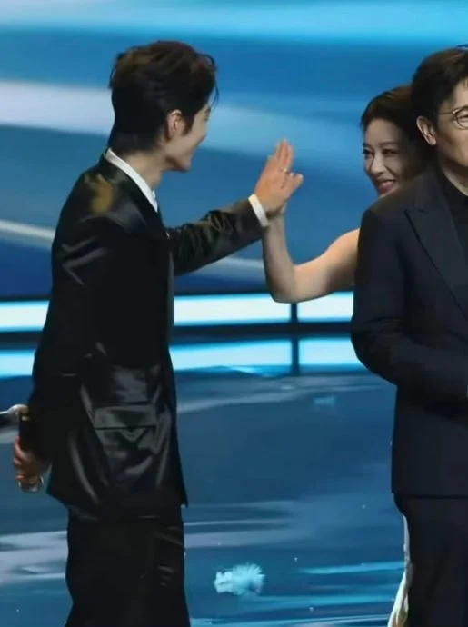 白玉兰奖首位“90后”视后 杨紫不再陪跑掩面爆哭