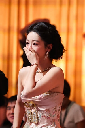 白玉兰奖首位“90后”视后 杨紫不再陪跑掩面爆哭