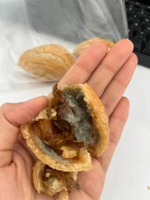 知名巴刹买到“毛茸茸绿霉”咖喱角 丹州女网民叹:“幸好习惯掰开检查才入口!”