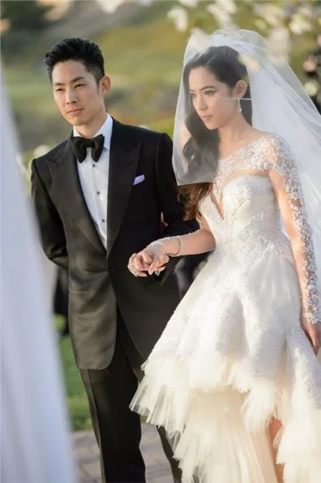 离婚8年甜晒牵手照 吴建豪宣布再婚