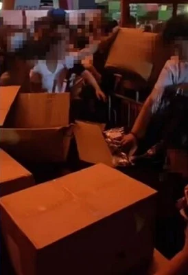 粉丝趁雨搜括周边商品 周杰伦北京演唱会爆抢劫