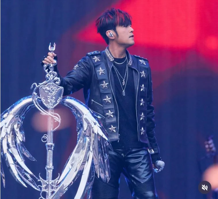 粉丝趁雨搜括周边商品 周杰伦北京演唱会爆抢劫