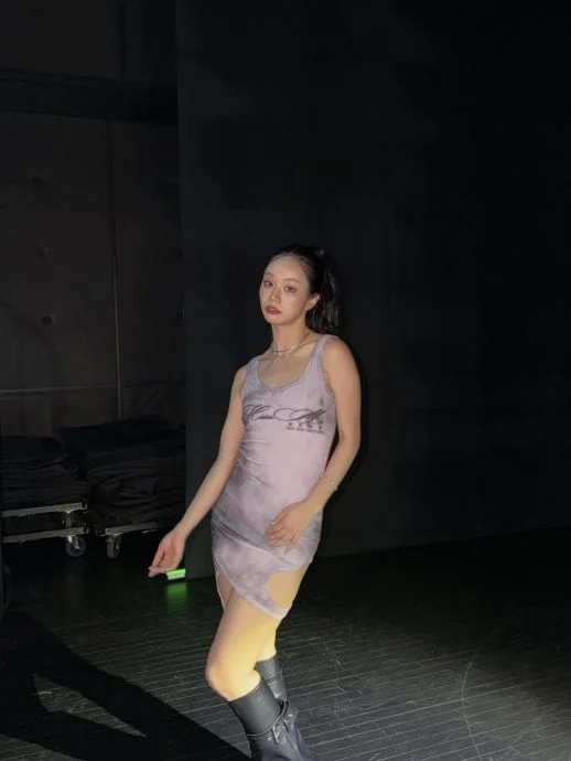 紧身裙造型挨批“小腹凸出” 惠利霸气回击:要瘦才专业?