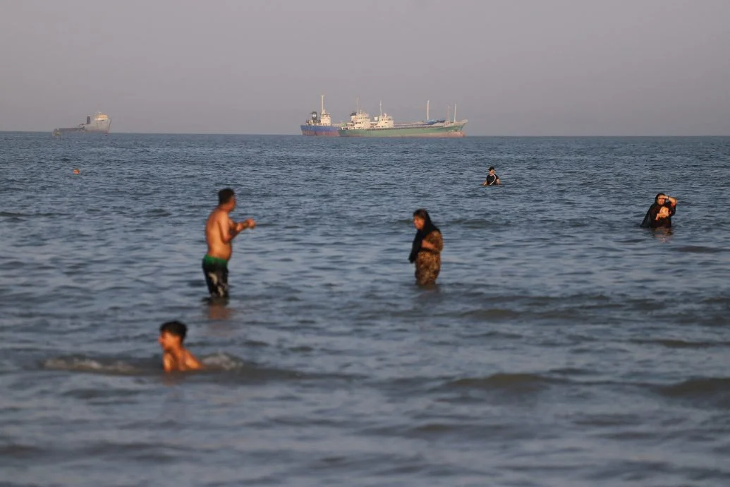 美伊签约后 三艘沙地国旗超大型油轮驶过霍峡