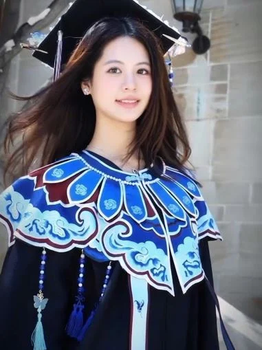 翁虹18岁女儿美国毕业 穿“非遗云肩”美翻全场