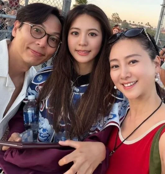 翁虹18岁女儿美国毕业 穿“非遗云肩”美翻全场