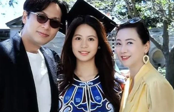 翁虹18岁女儿美国毕业 穿“非遗云肩”美翻全场