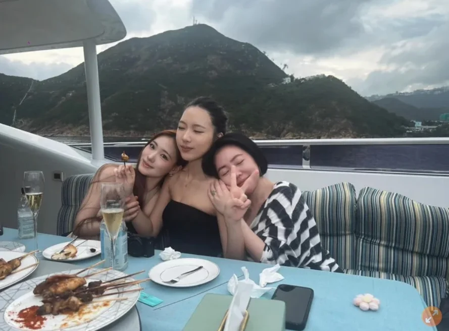老公许雅钧满头灰发引热议 小S一家游港独缺许老三