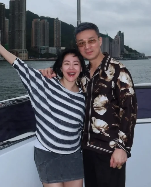 老公许雅钧满头灰发引热议 小S一家游港独缺许老三