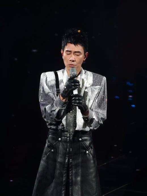 舞台设计惹不满观众喊退票 陈小春泪洒舞台现场