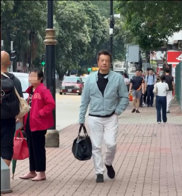 街头被捕获单手插袋走猫步 石修遭侃:像拍戏去交赎金