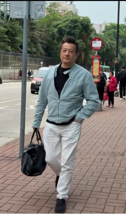 街头被捕获单手插袋走猫步 石修遭侃:像拍戏去交赎金
