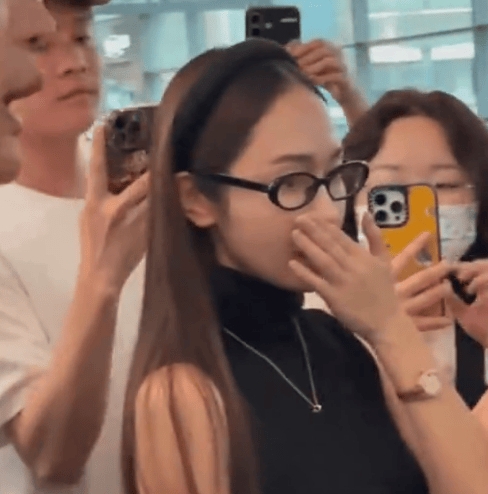 被异味震到表情失守 Jessica锁眉捂鼻逃离现场