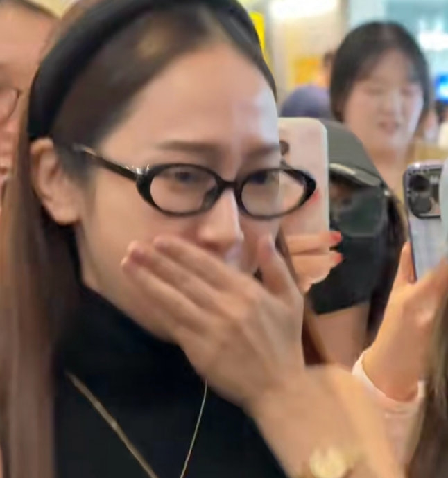 被异味震到表情失守 Jessica锁眉捂鼻逃离现场