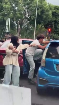 视频|不满Myvi割车没打讯号灯 男子红灯前暴打司机惹议