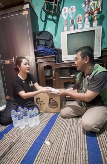 视频|外卖员摩托违停被拖崩溃痛哭! 商家帮赎回谋生工具暖哭全网