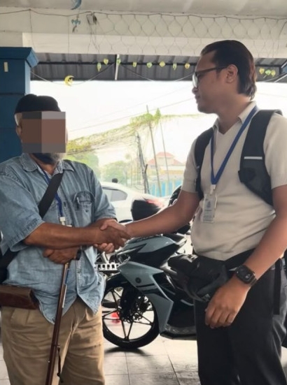 视频|男子排队买椰浆饭咳嗽被挥拳 老翁上警局自首道歉