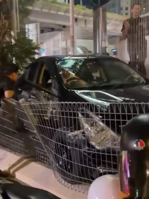 视频|男子猛踩油门失控撞车卡路肩 警方:无酒驾吸毒