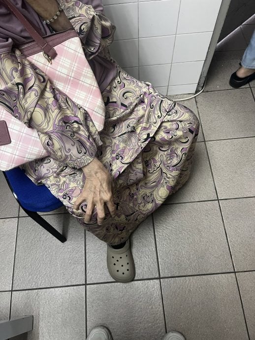 轻快铁格拉那再也线再传事故! 疑急刹致老妇撞玻璃挡板嘴破流血