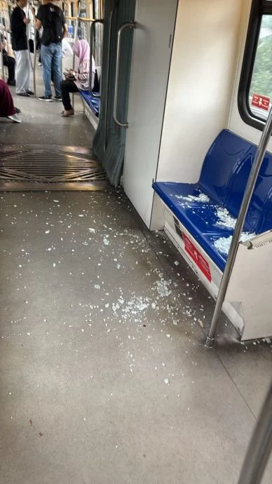 轻快铁格拉那再也线再传事故! 疑急刹致老妇撞玻璃挡板嘴破流血