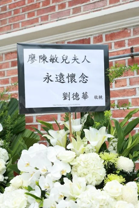 陈敏儿安息礼| 教堂外放毕业照惹鼻酸 儿含泪送最后一程