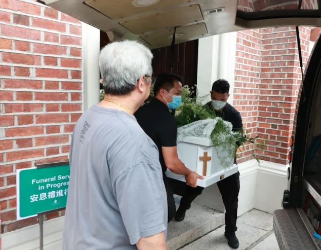 陈敏儿安息礼| 教堂外放毕业照惹鼻酸 儿含泪送最后一程
