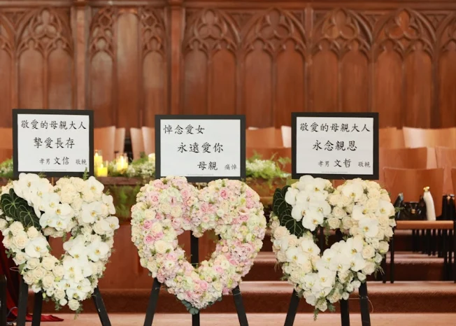 陈敏儿安息礼| 教堂外放毕业照惹鼻酸 儿含泪送最后一程
