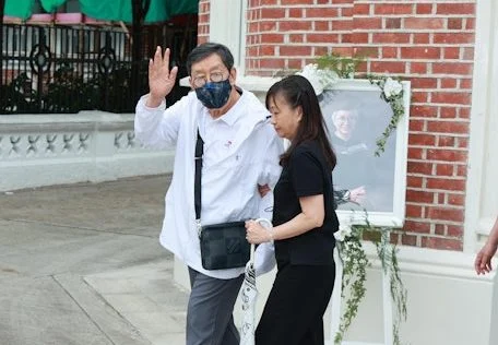陈敏儿安息礼| 教堂外放毕业照惹鼻酸 儿含泪送最后一程