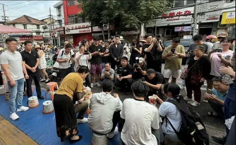 雷军路边吃早餐耍亲民 小女生吐槽摆拍引全网热议