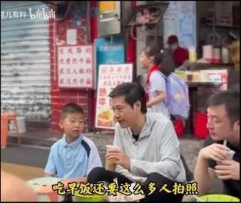雷军路边吃早餐耍亲民 小女生吐槽摆拍引全网热议